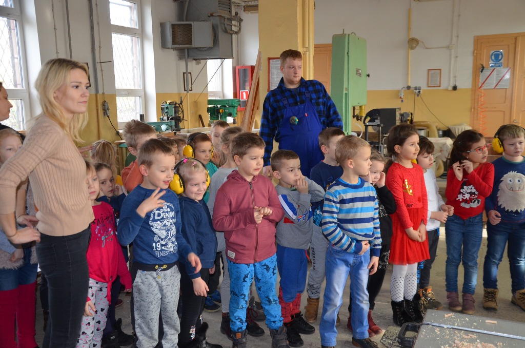 Szkoła Podstawowa Nr 2 Szubin Zajęcia techniczne dzieci z grupy „Biedronki” w stolarni Zakładu